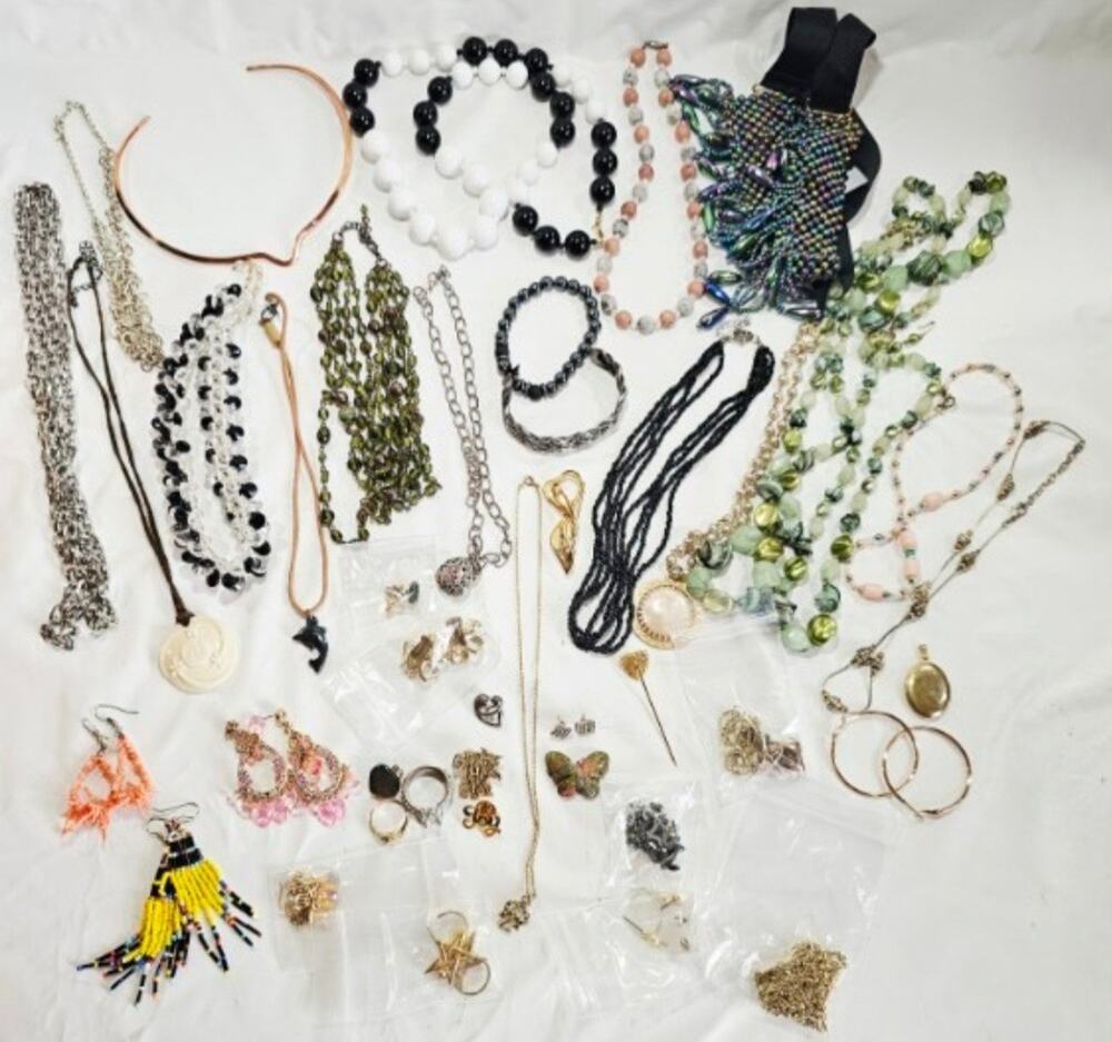 Assorted Womens Fashion Costume Jewelry 1.14lbs Mixed Items Rings Necklaces Brac